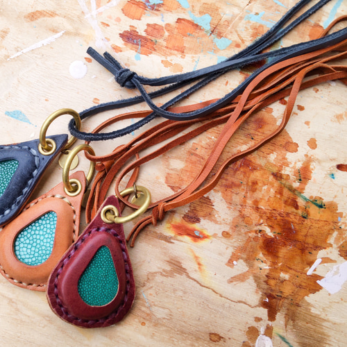 値下げ 雫とエイ革のネックレス ブルー ネックレス・ペンダント