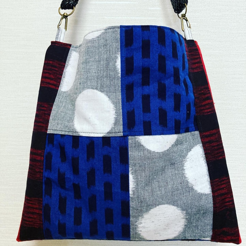 絣のパッチワークがま口角ショルダー(*´꒳`*)ショルダー紐とチャーム付き 絣のパッチワークがま口角ショルダー(*´꒳`*)ショルダー紐と