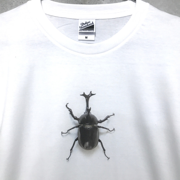 カブトムシ【ホワイト】ekot Tシャツ 5.6オンス<イラスト：店長 里一磨> 2枚目の画像