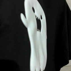 もこもこオバケD【ブラック/もこもこプリント】ekot Tシャツ 5.6オンス<イラスト：タカ（笹川ラメ子）> 3枚目の画像