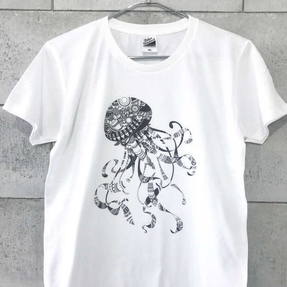 くらげ（ペン画）【ホワイト】ekot Tシャツ 5.6オンス<イラスト：タカ（笹川ラメ子）> 1枚目の画像