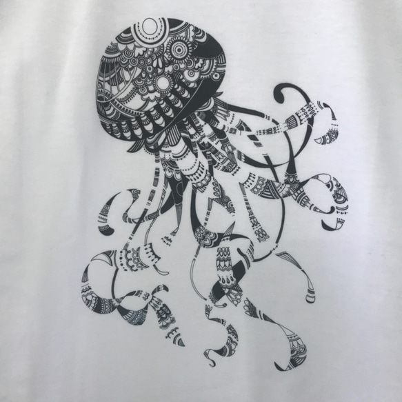 くらげ（ペン画）【ホワイト】ekot Tシャツ 5.6オンス<イラスト：タカ（笹川ラメ子）> 2枚目の画像