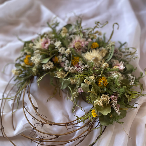 グリーンと小花のハーフリースドライフラワーリース