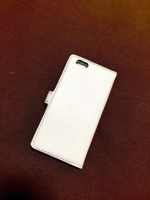 iPhoneケース（白いシュリンク柄革）手帳型 2枚目の画像