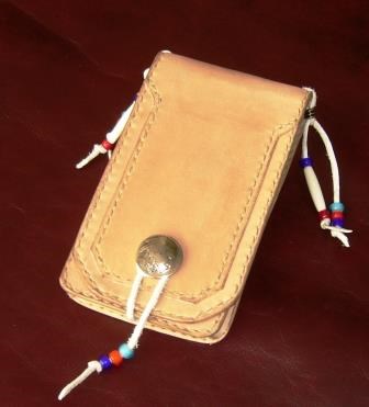 経年変化が楽しめるスマートフォン・ケース（コンチョ付き）