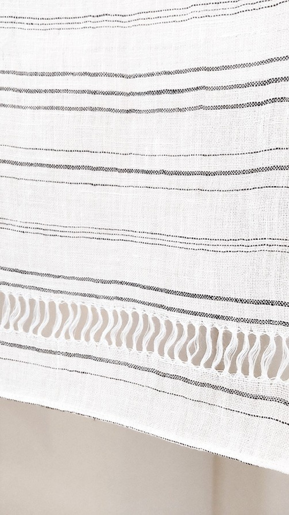 ラミーリネン100％の格子と縞のストール～繊細な線が織りなすオリジナルのテキスタイル 5枚目の画像