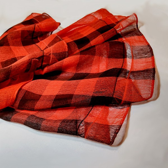 秋に映えるカッパ―レッドの大判チェックストール～コットンシルク素材のガーゼ織が優しい感触 7枚目の画像