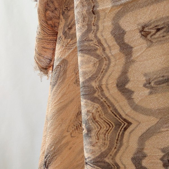 ウール100％のガーゼ織ストール＆ブランケット～日本製・伝統技法を取り入れた板締めは唯一無二の模様を嗜む大人のおしゃれ 6枚目の画像