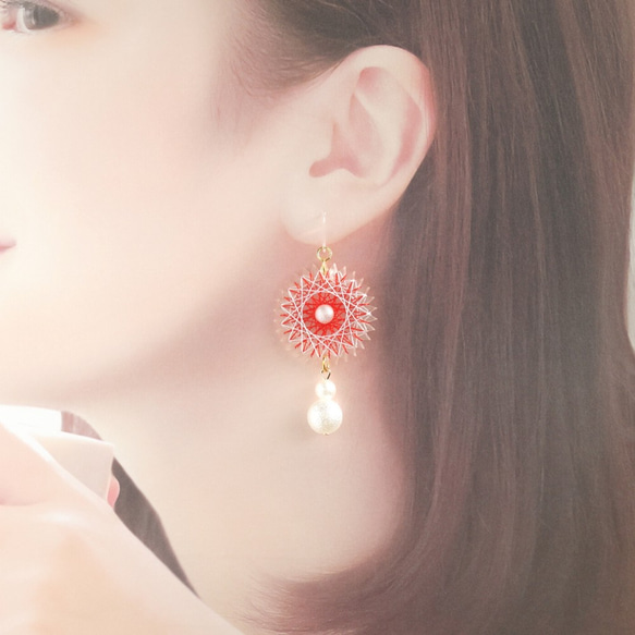紅白の糸まきイヤリング（白たま）  ピアス / ノンホールピアス / イヤリング 2枚目の画像