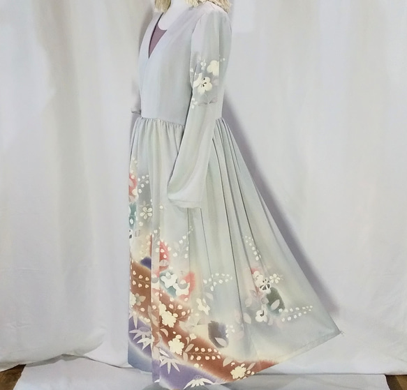 正絹 流れる裾模様がとても綺麗　ロングカシュクールワンピース　カーディガン 着物リメイク 1枚目の画像