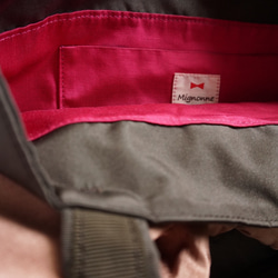 【A4対応】 リボン付き上質ナイロントートバッグ（ブラウン×ピンク） 5枚目の画像