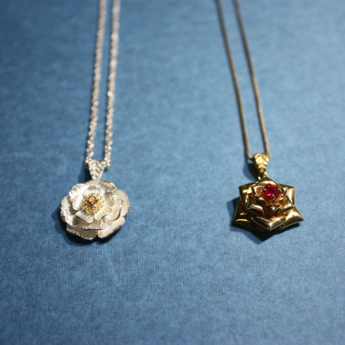 テレビドラマ】【牡丹と薔薇】の【牡丹のペンダント】】 【素材