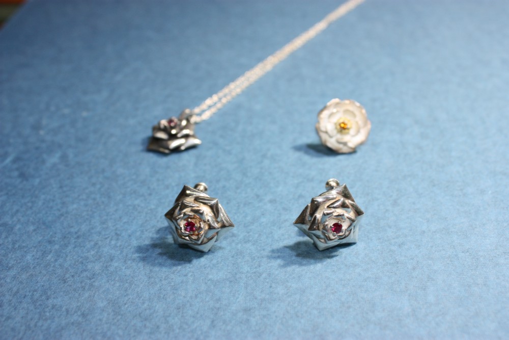 【【テレビドラマ】【牡丹と薔薇】の【薔薇のイアリング】】　【素材　シルバー・ルビー】