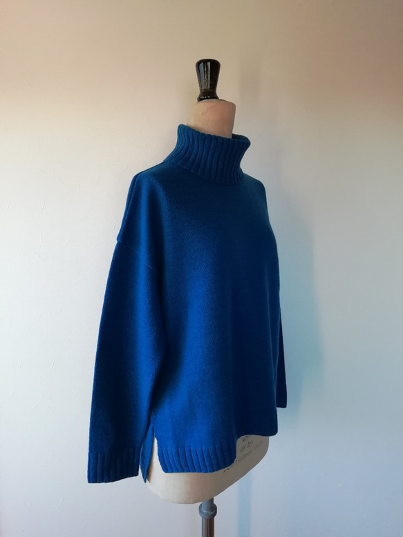 輕盈蓬鬆保暖羊毛混紡高領套頭衫寶藍色 第2張的照片
