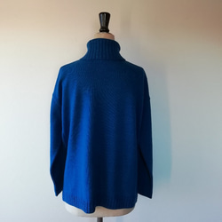 輕盈蓬鬆保暖羊毛混紡高領套頭衫寶藍色 第4張的照片
