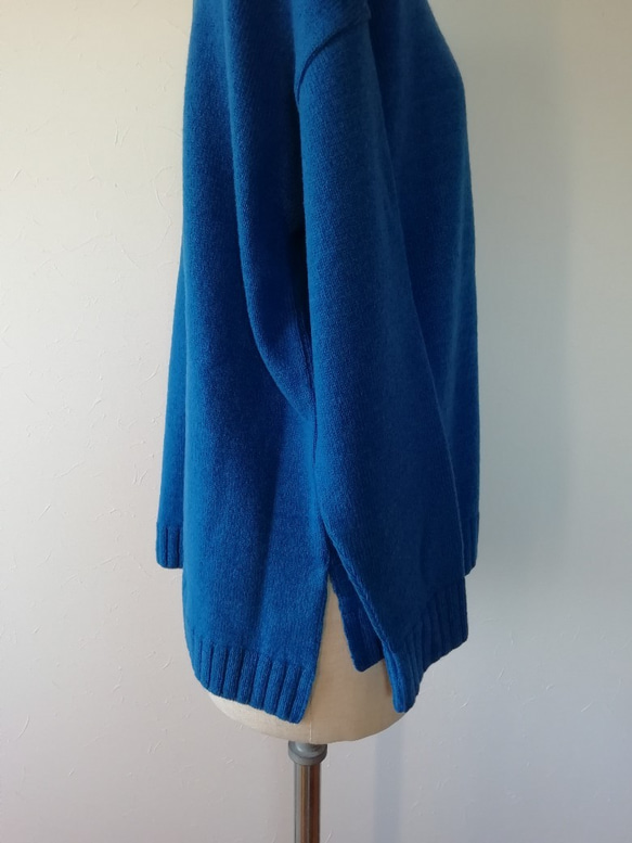 輕盈蓬鬆保暖羊毛混紡高領套頭衫寶藍色 第8張的照片