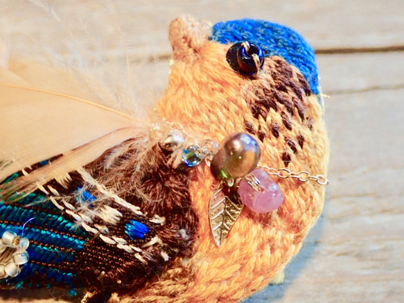小鳥刺繍ブローチ「オレンジとアオ」 2枚目の画像