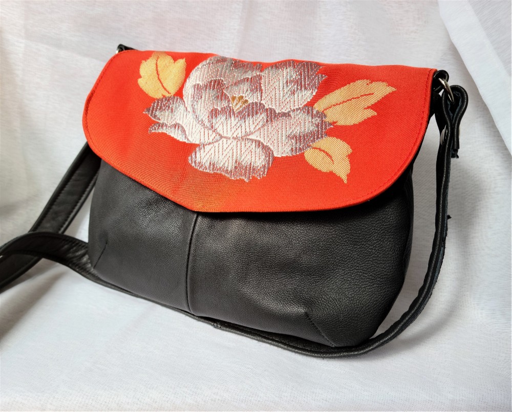 着物帯と革のリメイク　花柄ワンポイト　ショルダーバッグ