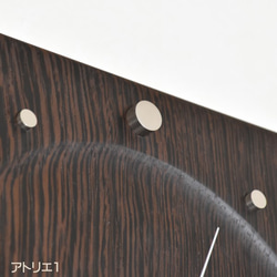 「送料無料」ウェンジの装飾的な木肌とステンレスの輝きがスタイリッシュな木の掛け時計【クォーツ時計】 2枚目の画像