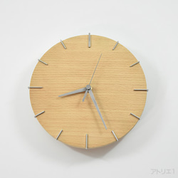 「送料無料」白いブナの木肌に無垢のステンレスの目盛りでスマートなデザインの木の掛け時計【クォーツ時計】 1枚目の画像