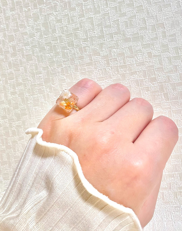 【アウトレット品/30%OFF】かすみ草とサンストーンのボタニカルピンキーリング 2枚目の画像