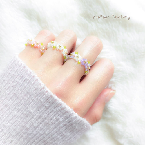 ビーズリング ✧ 花かんむり milky ♡ 小さなお花のぷちリング (指輪