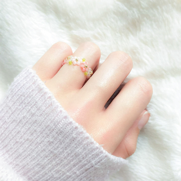 ビーズリング ✧ 花かんむり milky ♡ 小さなお花のぷちリング (指輪) 5枚目の画像