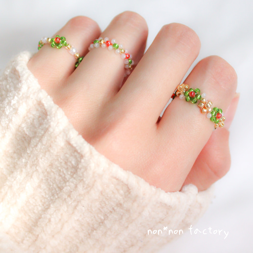 ビーズリング ✧ Happy クリスマス ♪ green ✧ 小さなお花の