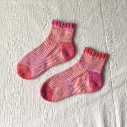 手編みの靴下（コットン混素材）　ピンクグレープフルーツ 1枚目の画像