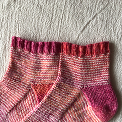 手編みの靴下（コットン混素材）　ピンクグレープフルーツ 2枚目の画像