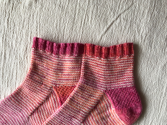 手編みの靴下（コットン混素材）　ピンクグレープフルーツ 2枚目の画像