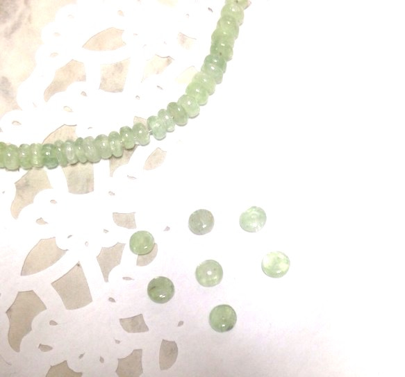 天然石ビーズ☆グリーンカイヤナイト★丸ボタン形（貫通穴有）5個セット 1枚目の画像