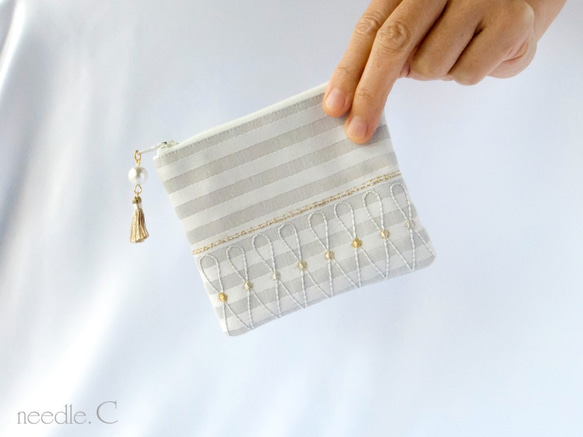 刺繍模様が美しいリップポーチ　ジュエリーポーチ　カード入れ　フランス製生地　ミニポーチ 1枚目の画像