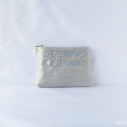 刺繍模様が美しいジュエリーポーチ　リップケース　カード入れ　ミニポーチ　インドシルク　 3枚目の画像