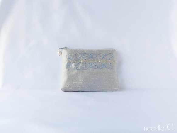 刺繍模様が美しいジュエリーポーチ　リップケース　カード入れ　ミニポーチ　インドシルク　 3枚目の画像