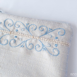 刺繍模様が美しいジュエリーポーチ　リップケース　カード入れ　ミニポーチ　インドシルク　 6枚目の画像