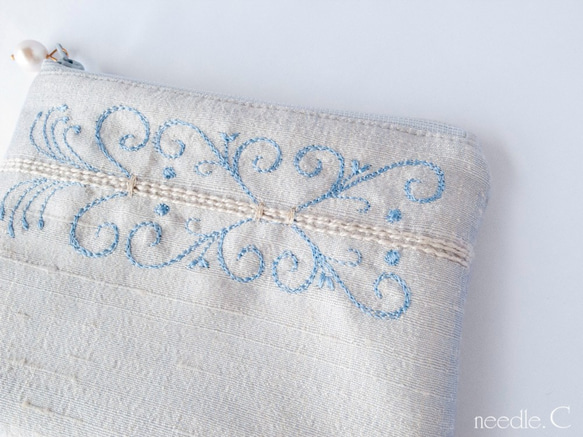 刺繍模様が美しいジュエリーポーチ　リップケース　カード入れ　ミニポーチ　インドシルク　 6枚目の画像