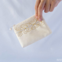 刺繍模様が美しいジュエリーポーチ　リップケース　カード入れ　ミニポーチ　インドシルク　 1枚目の画像