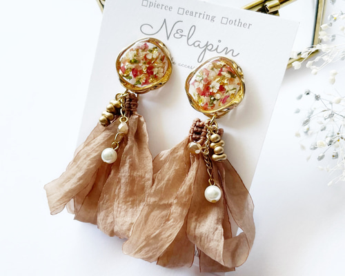 レースフラワー花びらレジン×シフォンタッセルのピアス/イヤリング 