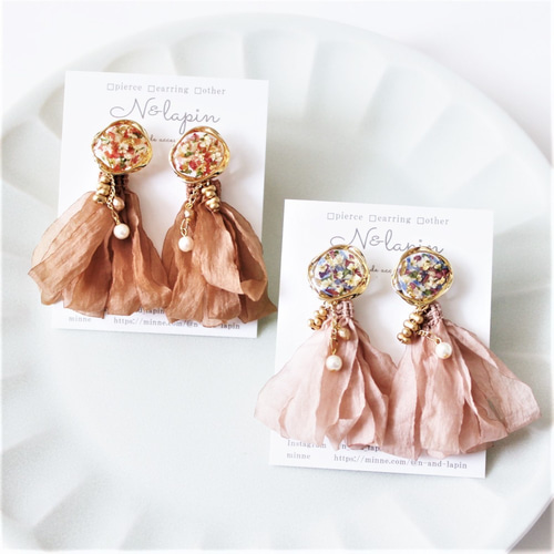 レースフラワー花びらレジン×シフォンタッセルのピアス/イヤリング 