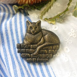 〈樹脂粘土〉ネコとレンガのブローチ 1枚目の画像