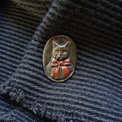 〈樹脂粘土〉リボンをつけた猫のブローチ 2枚目の画像