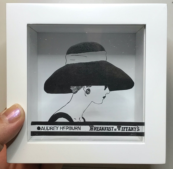 【額つき(白or黒)】切り絵　色替え可能　オードリー・ヘップバーン Audrey Hepburn  10cm角スクエア 2枚目の画像