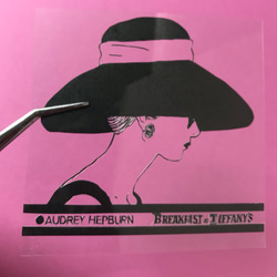 【額つき(白or黒)】切り絵　色替え可能　オードリー・ヘップバーン Audrey Hepburn  10cm角スクエア 5枚目の画像