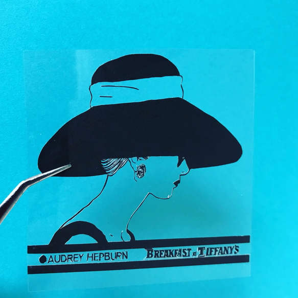 【額つき(白or黒)】切り絵　色替え可能　オードリー・ヘップバーン Audrey Hepburn  10cm角スクエア 6枚目の画像