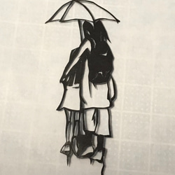 ミニ切り絵「傘ひとつ」 家族  family 白黒 母の日　記念日　プレゼント　インテリア　ほっこり 1枚目の画像