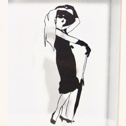 鏤空“帶雨傘的女人”明信片或 L 號 第4張的照片