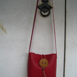 おっきな木のボタンのショルダーバッグ（赤色） 2枚目の画像