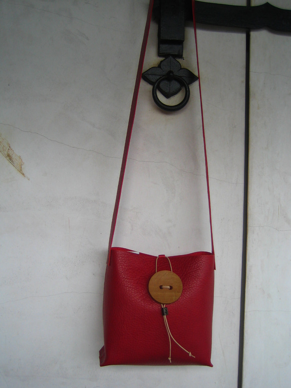 おっきな木のボタンのショルダーバッグ（赤色） 2枚目の画像
