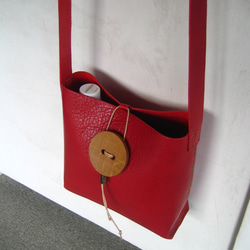おっきな木のボタンのショルダーバッグ（赤色） 3枚目の画像